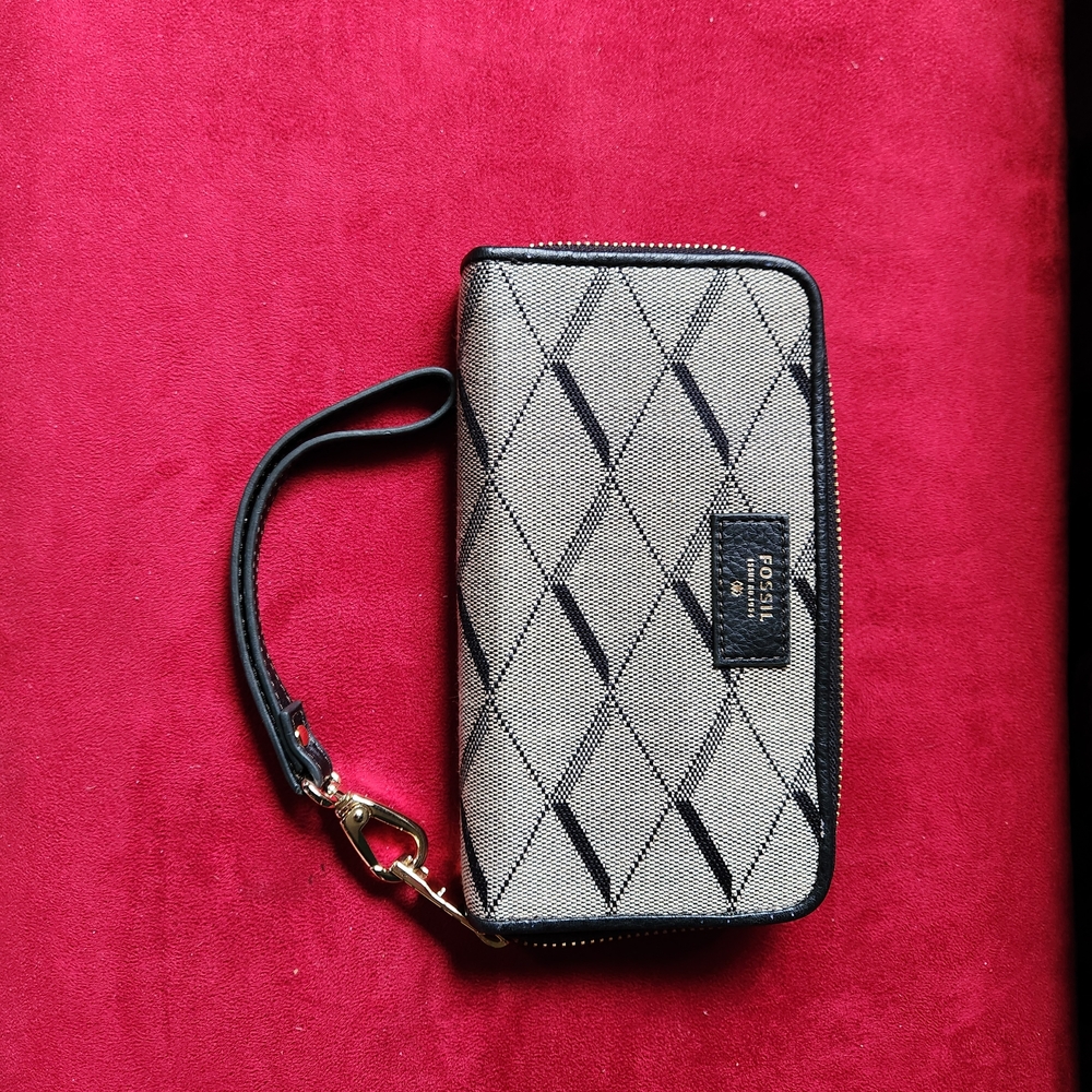 Fossil Beige and Black Diamond-Pattern Wristlet